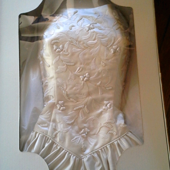 Wedding dress - Picture 1 of 2